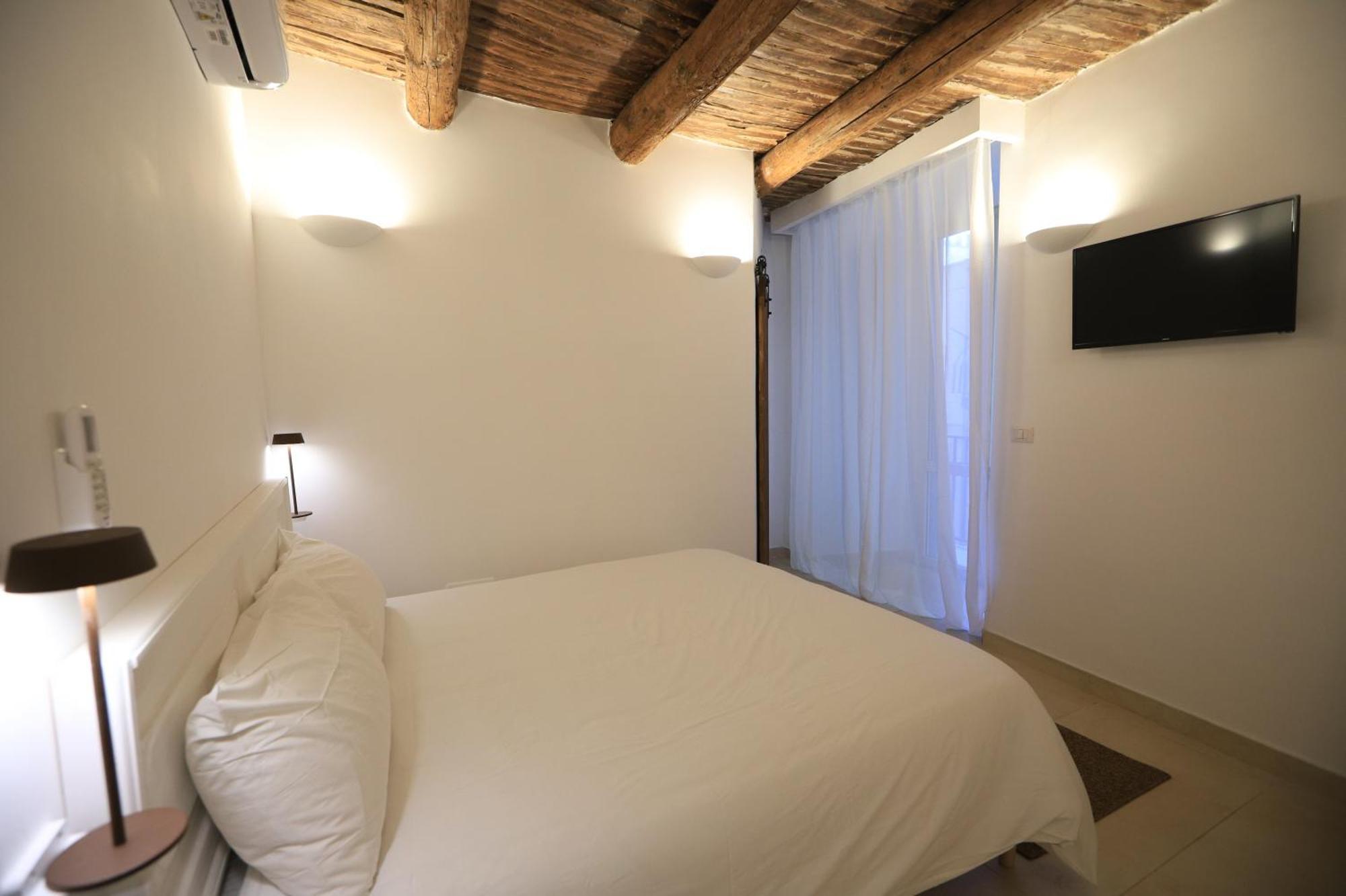 Bed and Breakfast Ai 13 Gradoni Di Chiaia Napoli Esterno foto